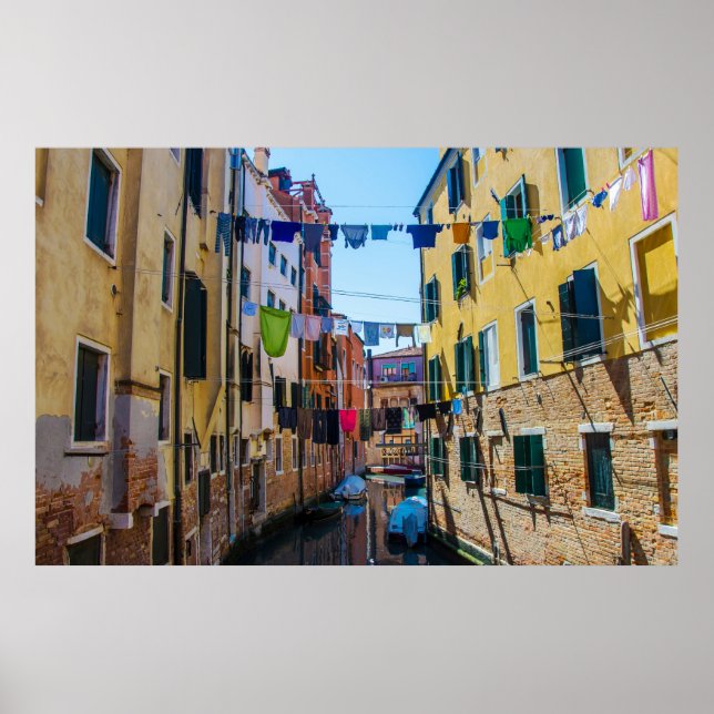 Straße in Venedig mit Wäsche waschen Kleider Itali Poster (Vorne)