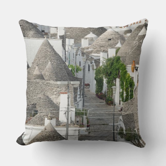 Straße mit trulli Häusern in Alberobello, Puglia Kissen (Vorderseite)