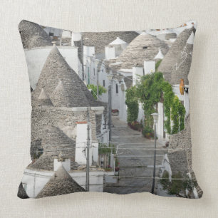 Straße mit trulli Häusern in Alberobello, Puglia Kissen