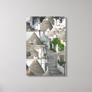 Straße mit Trulli-Häusern in Alberobello, Puglia Leinwanddruck