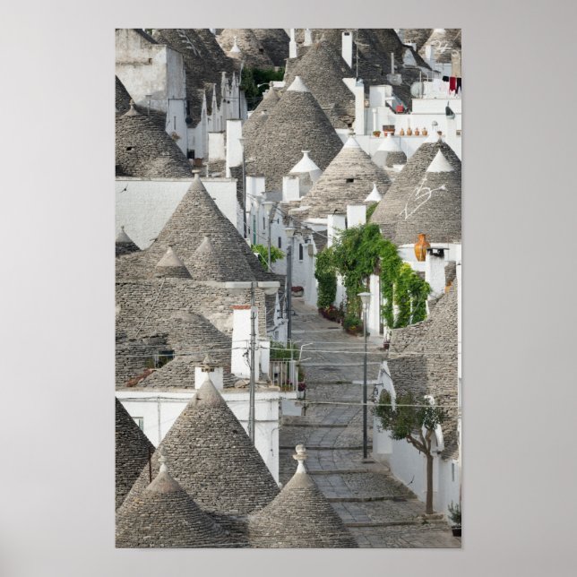 Straße mit Trulli Häusern in Alberobello, Puglia Poster (Vorne)