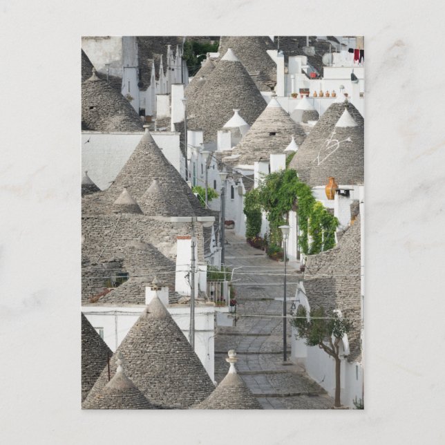 Straße mit Trulli Häusern in Alberobello, Puglia Postkarte (Vorderseite)