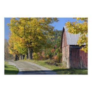 Straße neben einer klassischen ländlichen Scheune/ Fotodruck