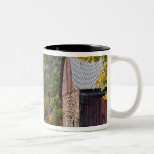 Straße neben einer klassischen ländlichen Scheune/ Zweifarbige Tasse
