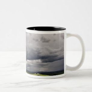 Straße und Sturmwolken, ländliche Region Toskana, Zweifarbige Tasse