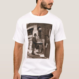 Straßen-Doktor, 1876-77 (woodburytype) T-Shirt