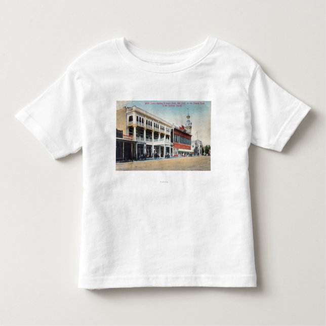 Straßen-Szene, die das Tremont Hotel zeigt Kleinkind T-shirt (Vorderseite)