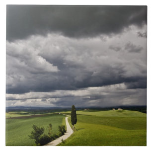 Straßen- und Sturmwolken, ländliche Region Toska Fliese