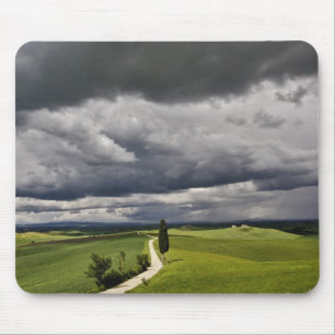 Straßen- und Sturmwolken, ländliche Region Toska Mousepad