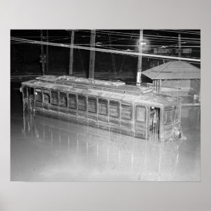 Straßenbahn im Hochwasser, 1923. Vintage-Foto Poster