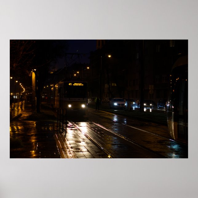Straßenbahn in regnerischer Nacht Poster (Vorne)