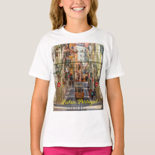 Straßenbahn mit Grafitti, Lissabon, Portugal T-Shirt