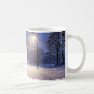 Straßenbeleuchtung und Schneebäume Kaffeetasse
