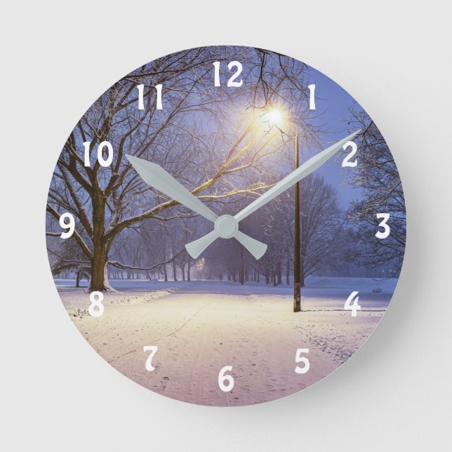 Straßenbeleuchtung und Schneebäume Runde Wanduhr (Vorderseite)