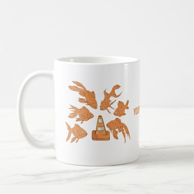Straßencones und orangefarbener Goldfisch Kaffeetasse (Links)