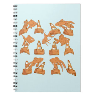 Straßencones und orangefarbener Goldfisch Notizblock