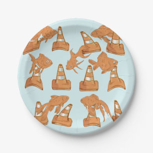 Straßencones und orangefarbener Goldfisch Pappteller