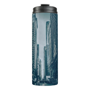 STRASSENKRAFTWAGEN ZWISCHEN GEBÄUDE AUF VIGNETTE F THERMOSBECHER