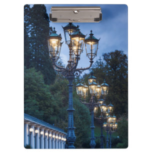 Straßenlampen nachts, Deutschland Klemmbrett