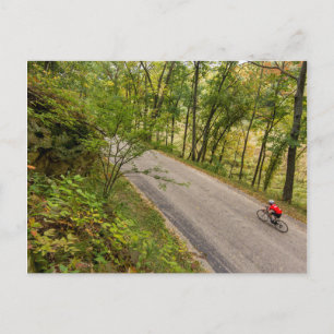 Straßenradfahren auf ländlicher Landstraße Postkarte