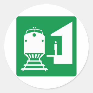 Straßenschild am Bahnhof Runder Aufkleber