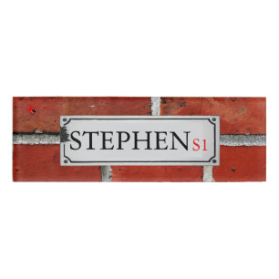 Straßenschild auf Backsteinmauer personifizieren Namenschild