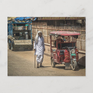 Straßenszene mit älterem Mann in Indien Postkarte