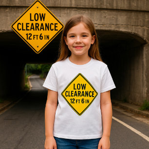 Straßenzeichen mit geringer Clearance T-Shirt