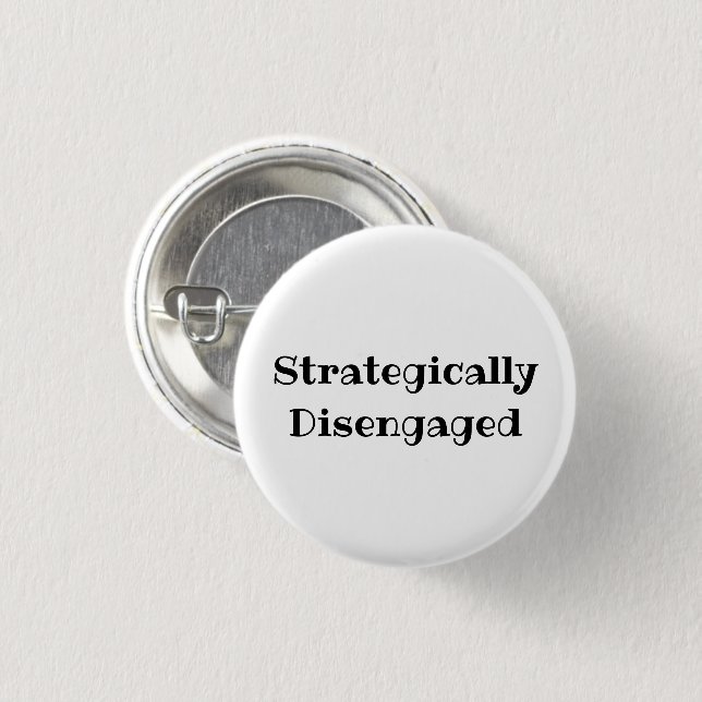 Strategically Disengaged Funny Office Pin Button (Vorne & Hinten)