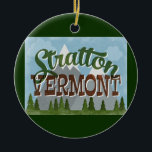 Stratton Vermont Fun Retro Snowy Mountain Keramik Ornament<br><div class="desc">Stratton Vermont Neo Vintage Reisedesign im lustigen Retro-Cartoon-Stil mit schneebedeckten Bergen,  Wäldern und Bäumen darunter,  blauen Himmel und coolem Retro-Skript-Text.</div>