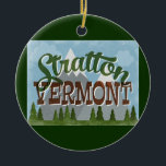 Stratton Vermont Fun Retro Snowy Mountain Keramik Ornament<br><div class="desc">Stratton Vermont Neo Vintage Reisedesign im lustigen Retro-Cartoon-Stil mit schneebedeckten Bergen,  Wäldern und Bäumen darunter,  blauen Himmel und coolem Retro-Skript-Text.</div>
