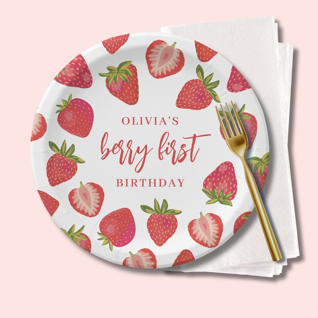 Strawberry Berry First Girls Personalisiert Geburt Pappteller (Strawberry berry first birthday paper plates and matching party decor.)