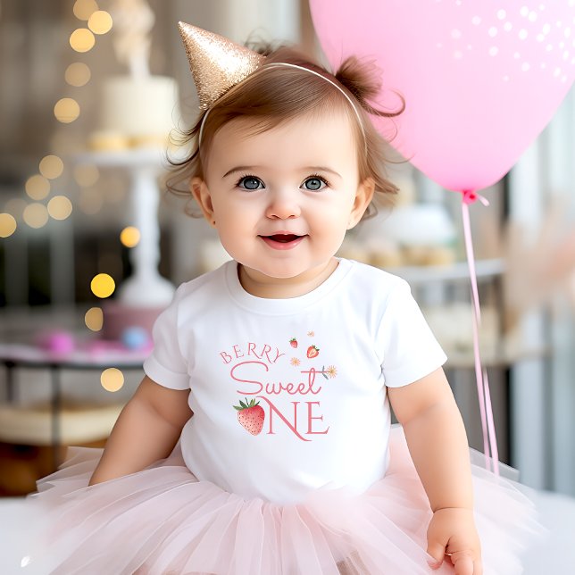 Strawberry Berry Sweet First Birthday Baby T-shirt (Von Creator hochgeladen)