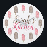 Strawberry Chocolate Ice Creme Popsicles Küche Große Wanduhr<br><div class="desc">Die Uhr zeigt eine originelle Illustration von leckeren Erdbeerkuchen und Schokoladeneis-Popsikeln. Persönlich für ein lustiges Küchenzubehör. Dieses Feinschmecker-Design ist auch auf anderen Produkten erhältlich. Auch eine Obstdekoration ist möglich. Sehen Sie nicht, wonach Sie suchen? Brauchen Sie Hilfe bei der Anpassung? Kontaktieren Sie Rebecca, um etwas für Sie entworfen zu haben....</div>