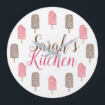 Strawberry Chocolate Ice Creme Popsicles Küche Große Wanduhr<br><div class="desc">Die Uhr zeigt eine originelle Illustration von leckeren Erdbeerkuchen und Schokoladeneis-Popsikeln. Persönlich für ein lustiges Küchenzubehör. Dieses Feinschmecker-Design ist auch auf anderen Produkten erhältlich. Auch eine Obstdekoration ist möglich. Sehen Sie nicht, wonach Sie suchen? Brauchen Sie Hilfe bei der Anpassung? Kontaktieren Sie Rebecca, um etwas für Sie entworfen zu haben....</div>