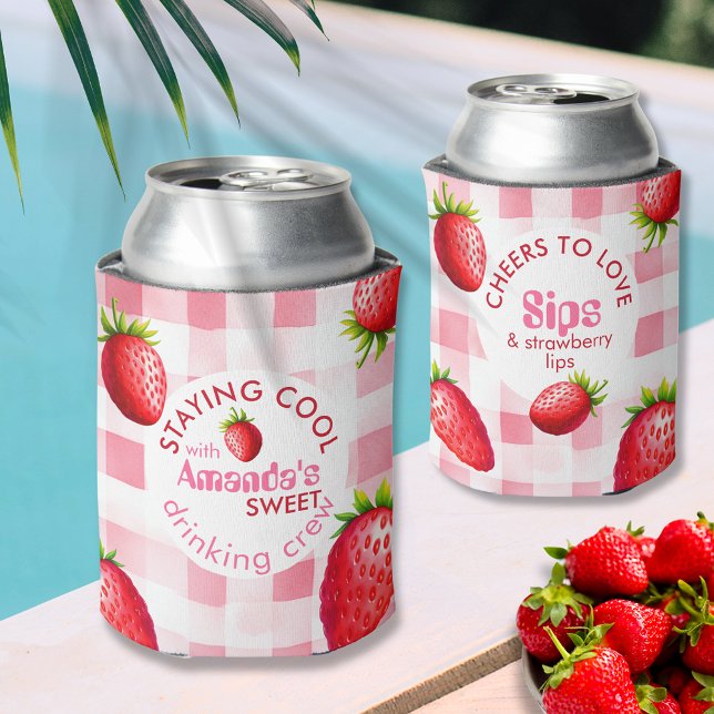 Strawberry Gingham Bachelorette Drink Crew Cooler Dosenkühler (Strawberry Bachelorette party crew Soda Beer Alcohol can cooler pink red gingham check fruit summer)