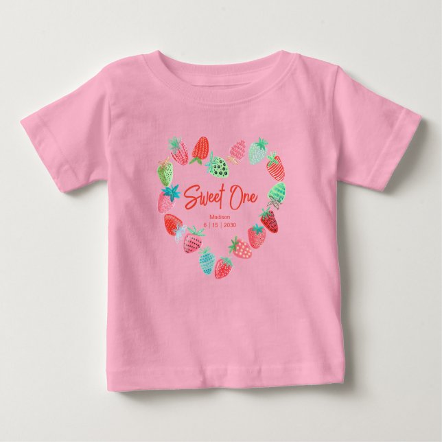 Strawberry Pink Sweet One Birthday Baby T-shirt (Vorderseite)