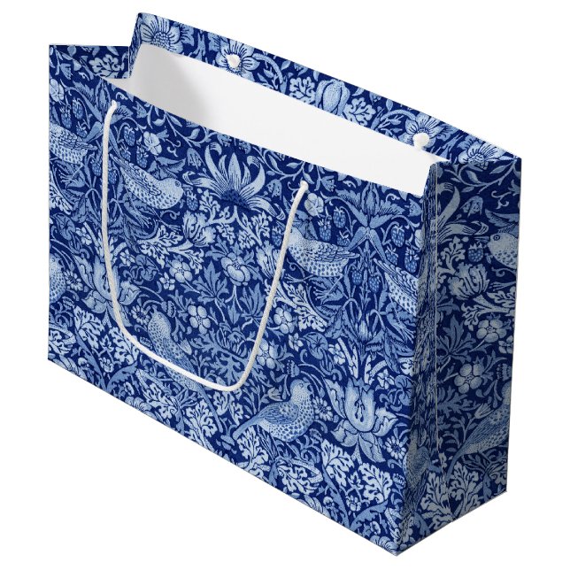 Strawberry Thief Blue Monotone, William Morris Lar Große Geschenktüte (Vorderseite Schrägansicht)