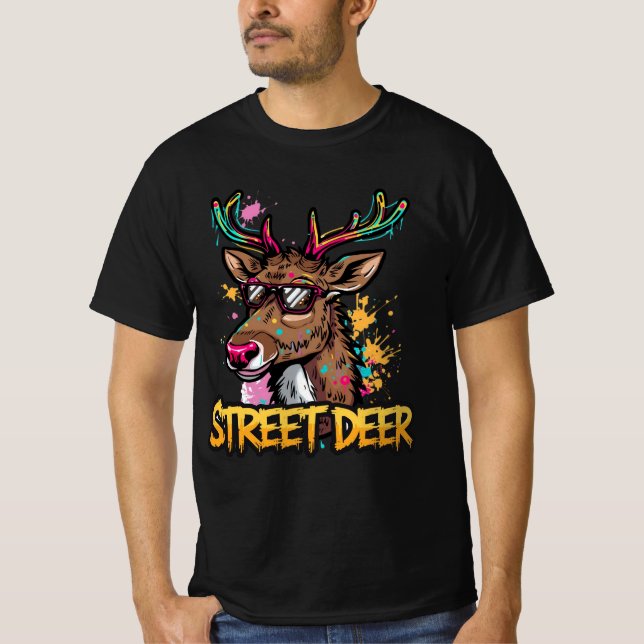 Street Deer – Graffiti Reindeer Christmas Design T-Shirt (Vorderseite)