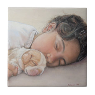 streichelnschlafendes Kind und Hund des niedlichen Fliese