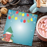 Streichlichter und rote Tasse Gemütliche Winterfer Notizblock<br><div class="desc">Entdecken Sie mit diesem zauberhaften Notizblock im Weihnachtsstil den Zauber der Urlaubssaison! An der Spitze mit einer lebhaften Reihe von bunten Weihnachtslichtern geschmückt, bringt es Ihren Noten und Erinnerungen sofort einen festlichen Beifall. Das Notizblock ist ein Set vor einem schneeblauen Hintergrund, das an eine Winternacht erinnert. In der links unteren...</div>