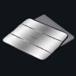 Streifen aus schwarzem und glattem Edelstahl Laptopschutzhülle<br><div class="desc">Eleganter moderner geometrischer Edelstahl mit schwarzen Streifen Akzent. Optionales Monogramm.</div>