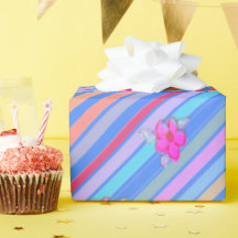 Streifen mit blauem und rosafarbenem Blumenpapier