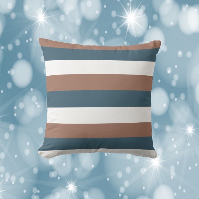 Streifen Muster Mocha Brown Aquamarin White Kissen (A throw pillow with mocha brown, teal and white stripes)