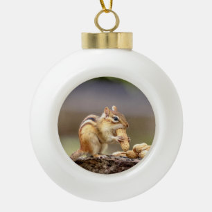 Streifenhörnchen beim Verzehr einer Erdnuss Keramik Kugel-Ornament