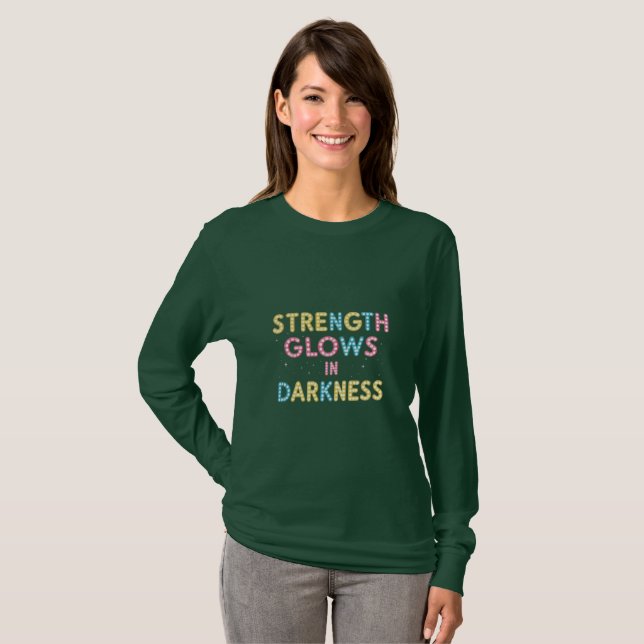 Strength Glows in Darkness T-Shirt (Vorne ganz)