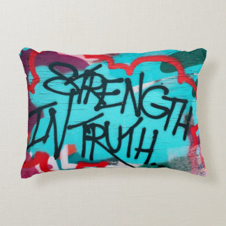 Strength In Truth graffiti Dekokissen