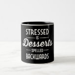 Stressgepresste Desserts werden rückwärts geschrie Zweifarbige Tasse<br><div class="desc">Logischerweise sind Desserts die beste Möglichkeit, die Auswirkungen von Stress umzukehren.</div>