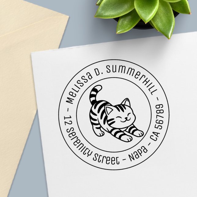 Stretching Tabby Cat Round Address Permastempel (Von Creator hochgeladen)