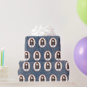 Strichfigur-Mädchen in Sneakern auf blauem Denim Geschenkpapier